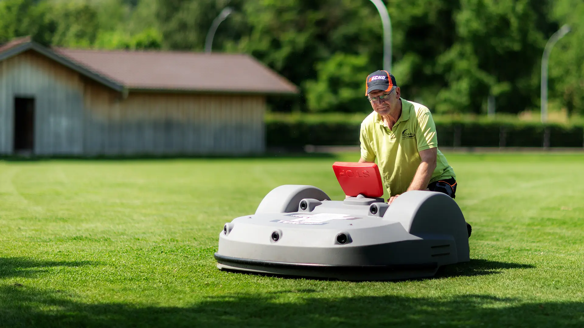 Autonomer Mähroboter auf Golfplatz und Driving Range