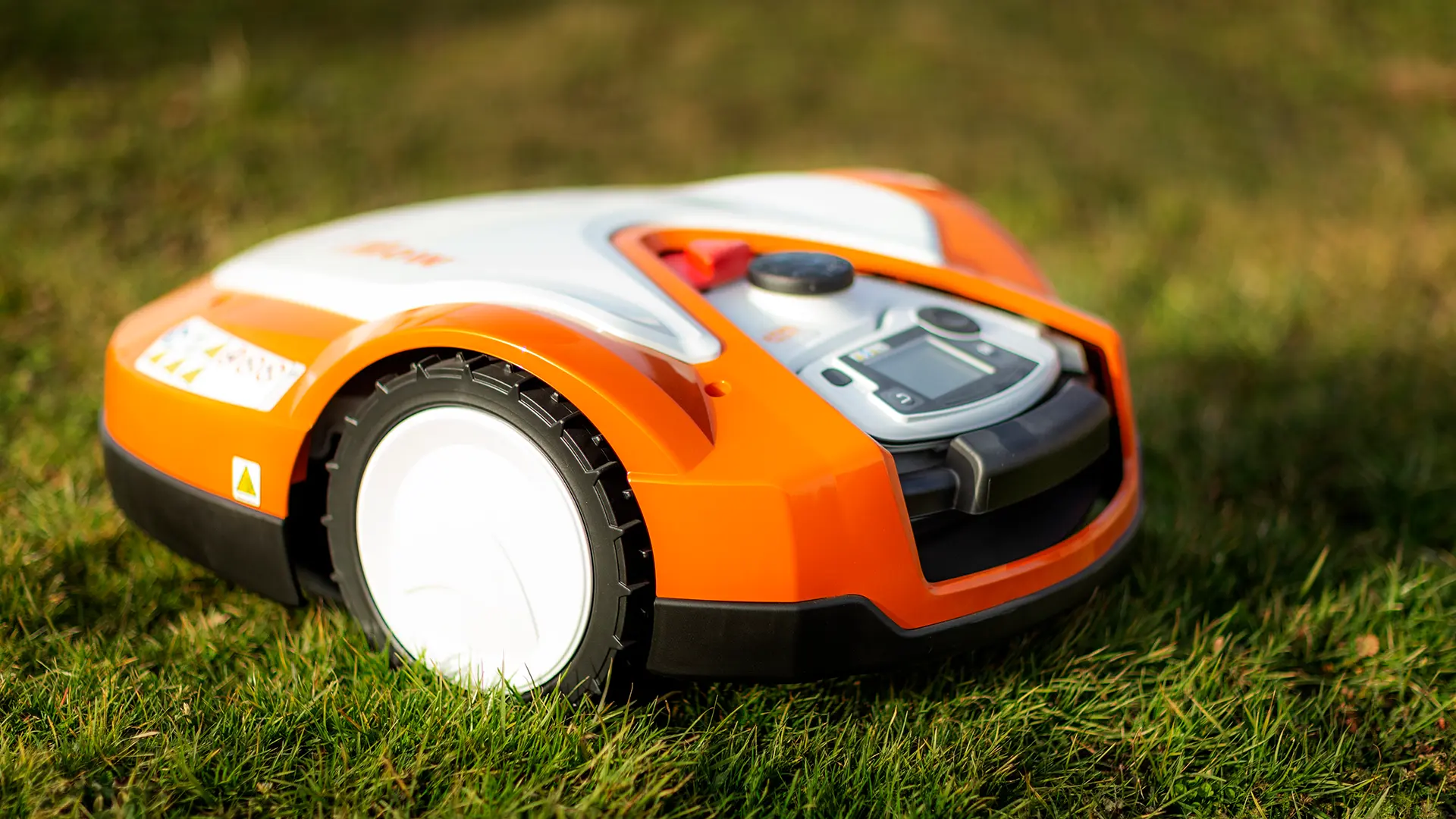 STIHL iMOW Mähroboter im gepflegten Privatgarten in Pfarrkirchen