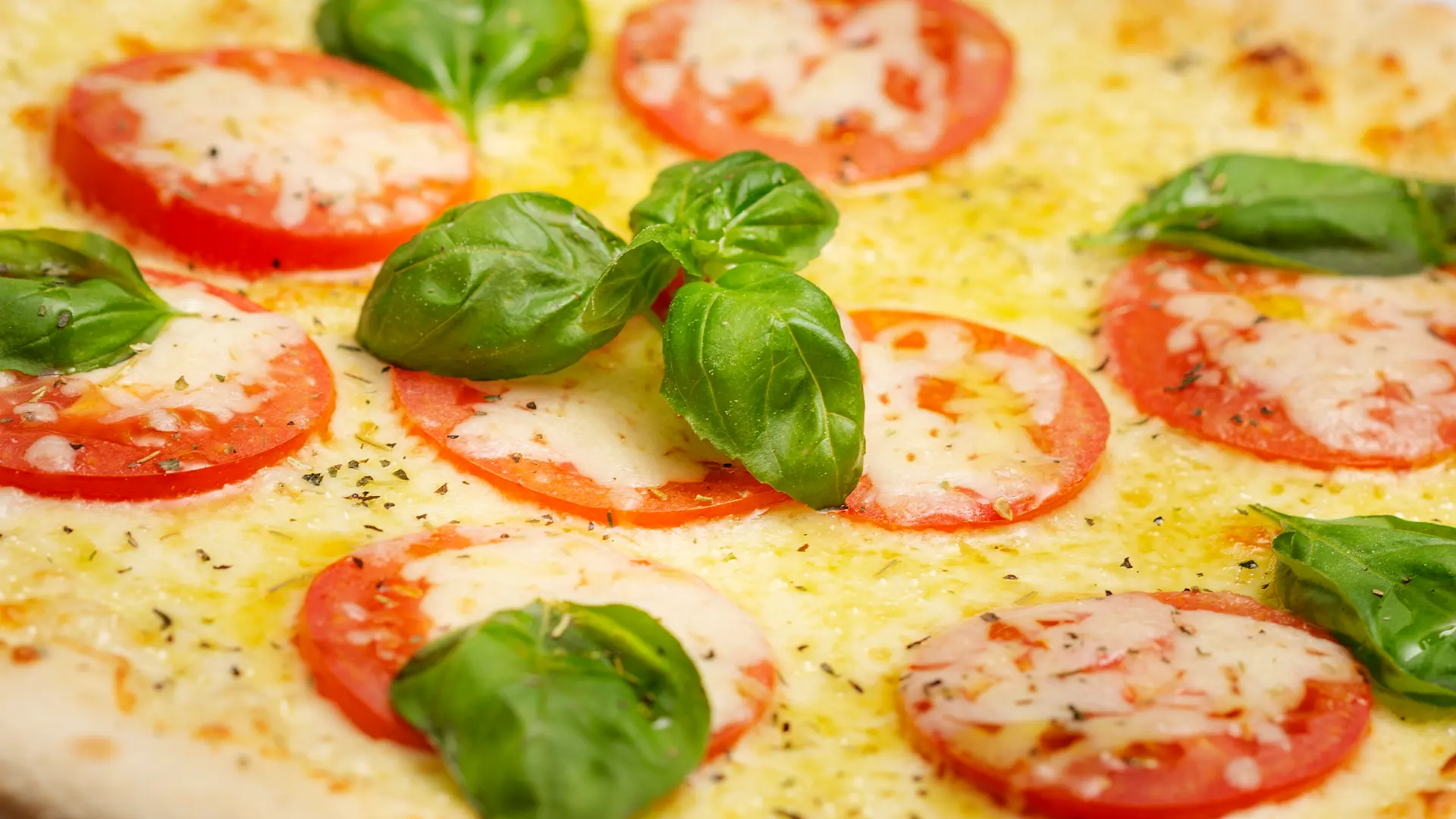Ruhende Pizzateig-Ballen während der 48-stündigen Kaltgäre